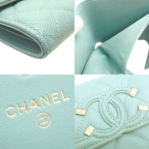 Matelasse CC Filigree 经典小号翻盖钱包，采用鱼子酱皮革制成 A81940