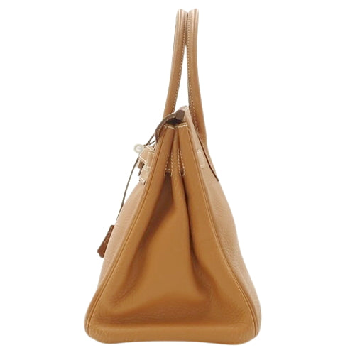 Birkin 30 采用 Taurillon Clemence 皮革制成，配有钯金配件和金色装饰。