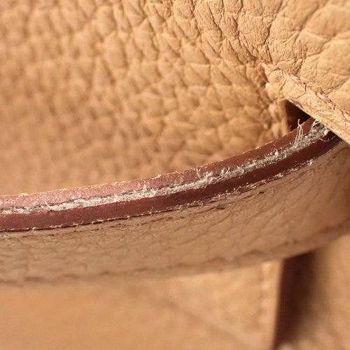 Kelly 28（内缝线）Taurillon Clemence 皮革，搭配钯金金属配件和 Tabac 驼色饰面。印有 □L 字样。