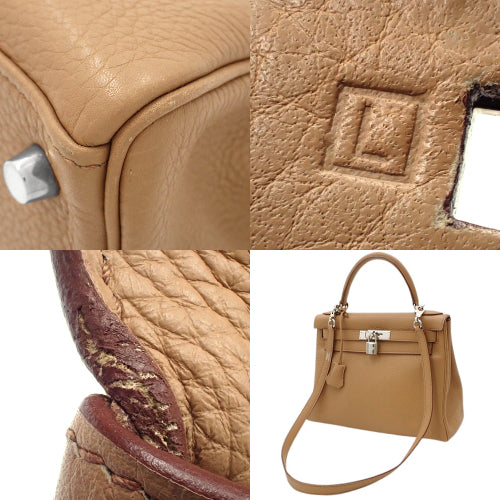 Kelly 28（内缝线）Taurillon Clemence 皮革，搭配钯金金属配件和 Tabac 驼色饰面。印有 □L 字样。