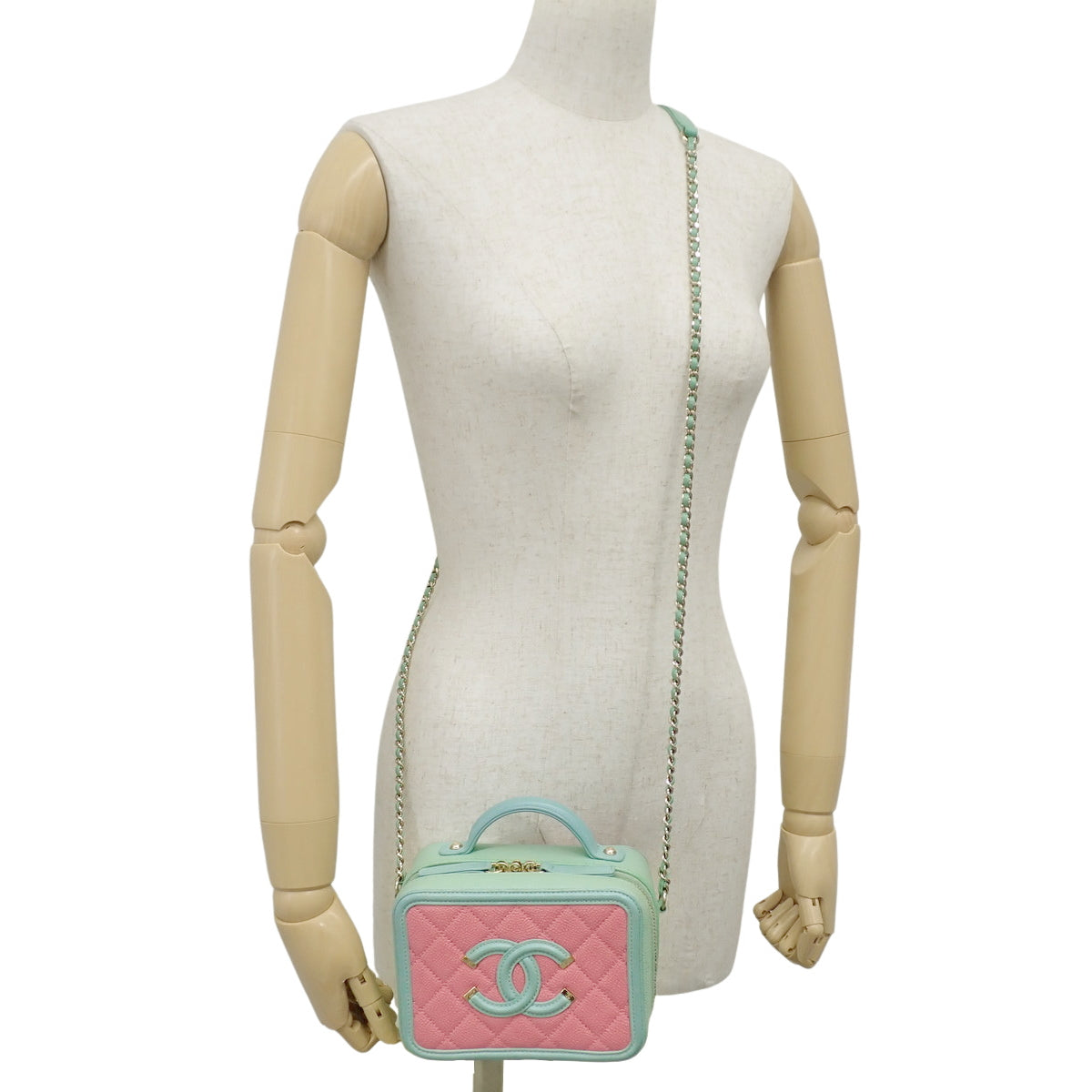 香奈儿（Chanel）Matelasse CC Filigree化妆包，鱼子酱皮革，粉色/黄绿色，A93343