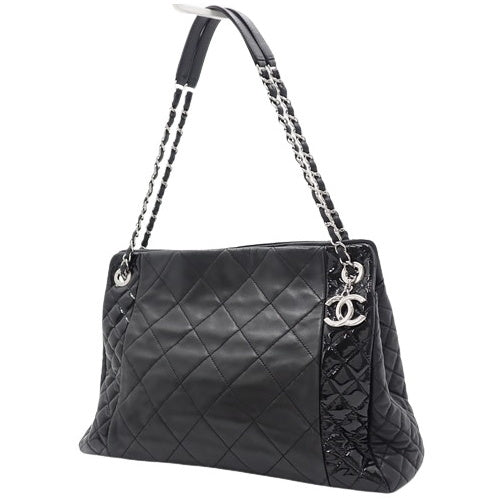 Matelasse Coco Mark 链条手提包，小羊皮、漆皮/漆皮