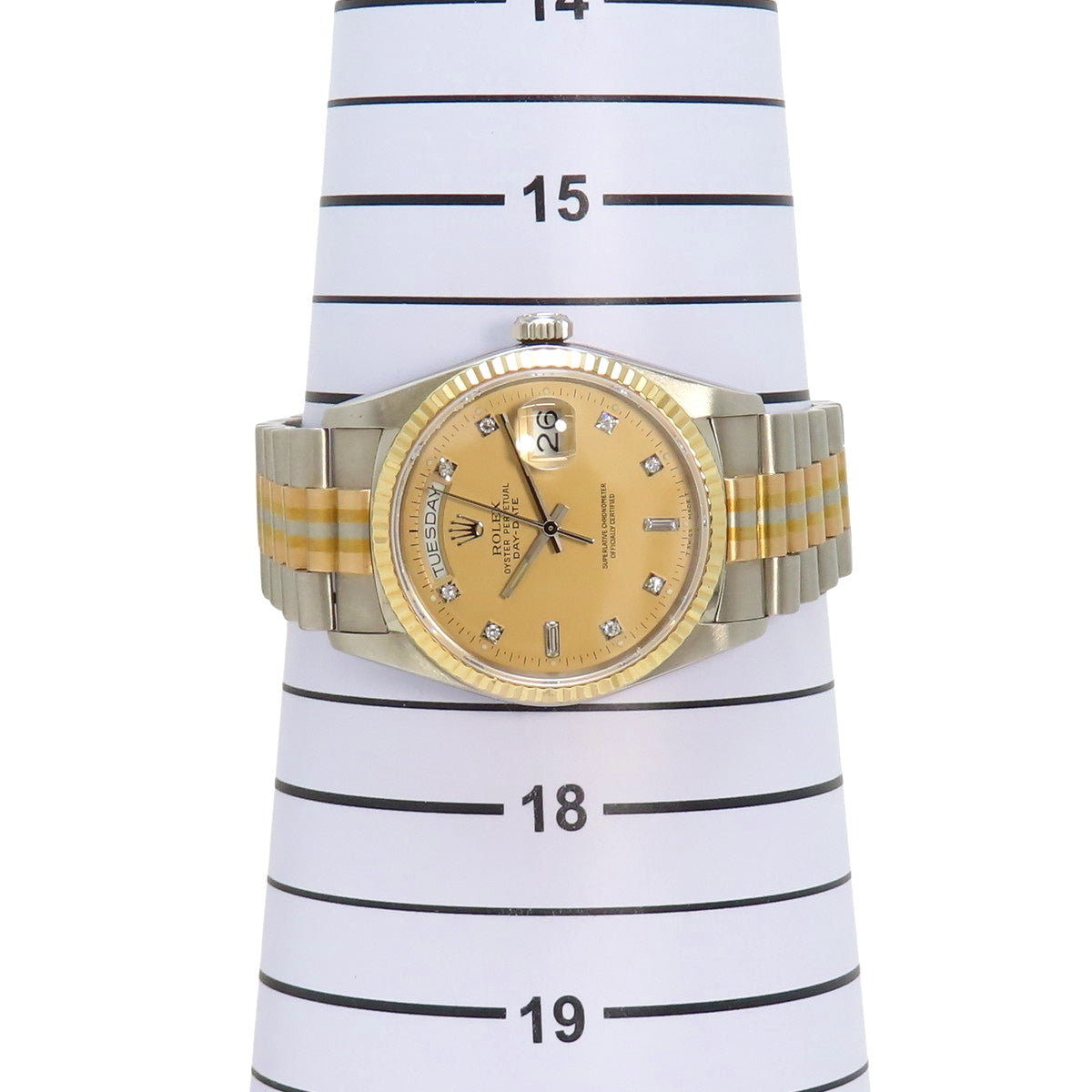 M18039 日期星期显示腕表，白金/黄金/玫瑰金材质，约1985年，自动上链，米色表盘，10颗钻石，三色金表链。