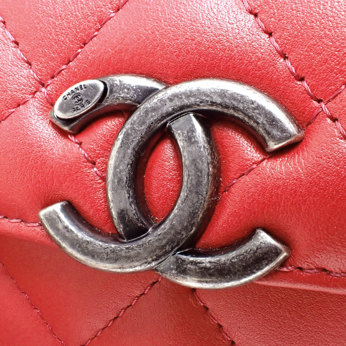 Matelasse Coco标志迷你化妆包，羊皮，红色