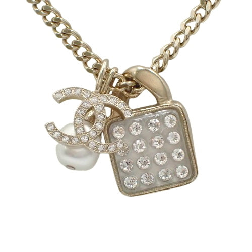 Coco Mark 金属水钻长项链（GP），带仿珍珠、水钻、挂锁和手镯图案