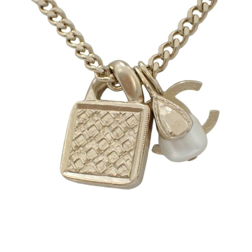 Coco Mark 金属水钻长项链（GP），带仿珍珠、水钻、挂锁和手镯图案