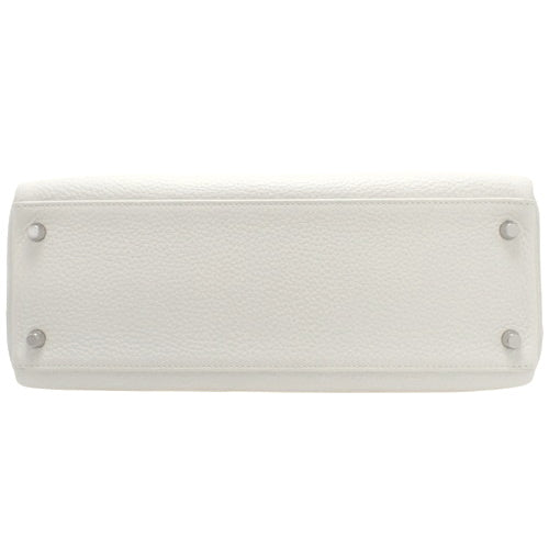 Kelly 32（内缝线）Taurillon Clemence 皮革，配以钯金配件和 Q 印章