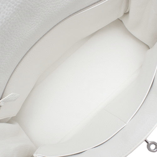 Kelly 32（内缝线）Taurillon Clemence 皮革，配以钯金配件和 Q 印章