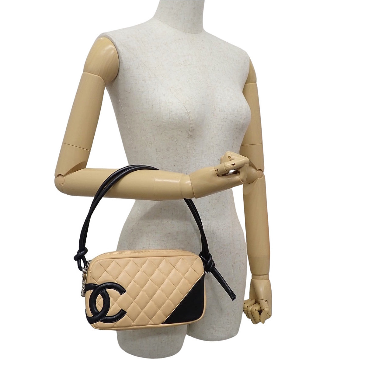 Cambon Line Matelasse Coco Mark 手提包，米色和黑色羊皮 A25175