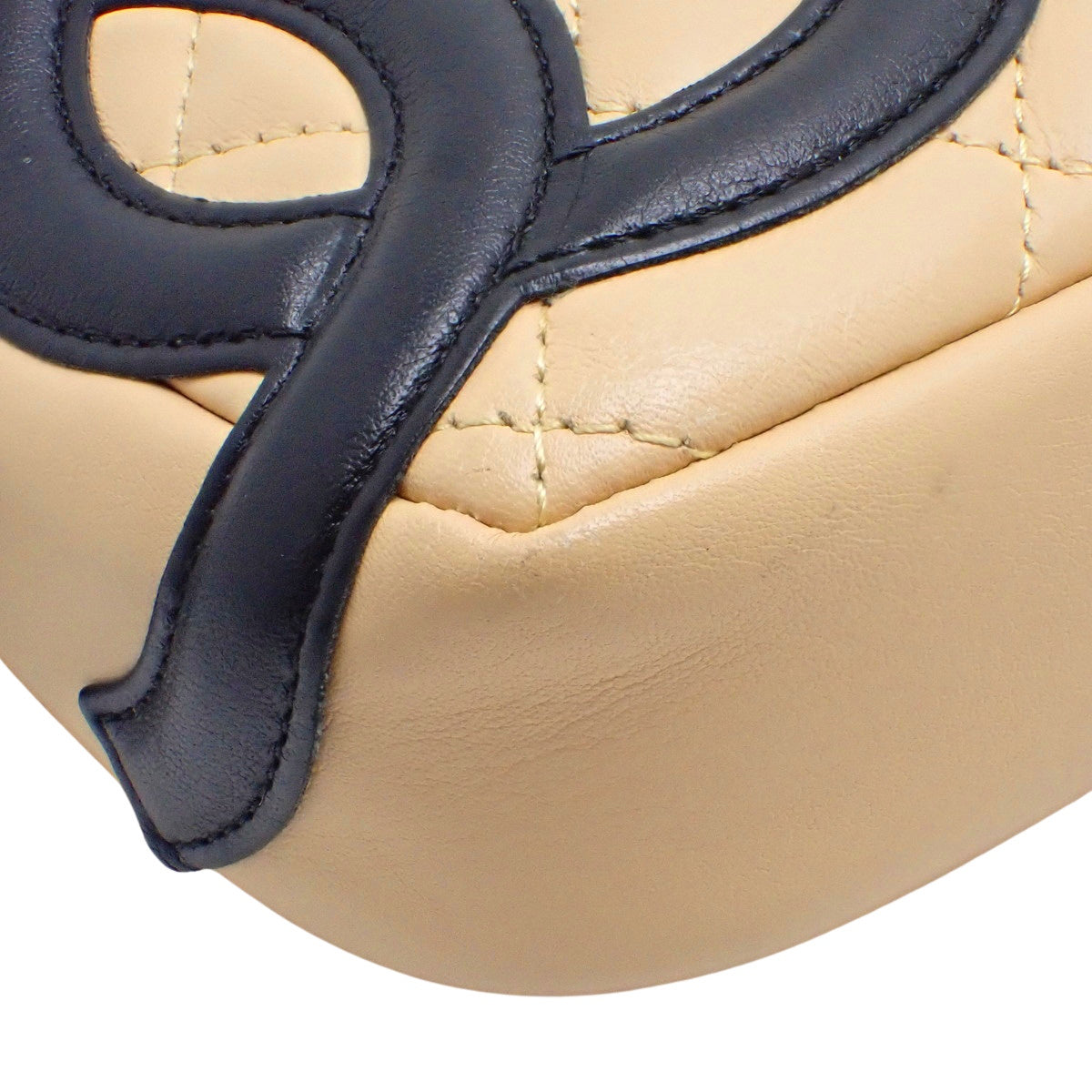 Cambon Line Matelasse Coco Mark 手提包，米色和黑色羊皮 A25175