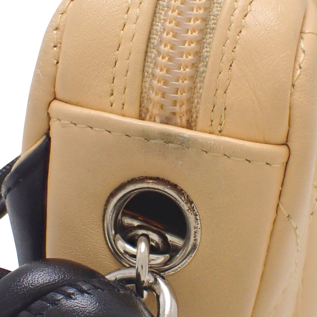 Cambon Line Matelasse Coco Mark 手提包，米色和黑色羊皮 A25175