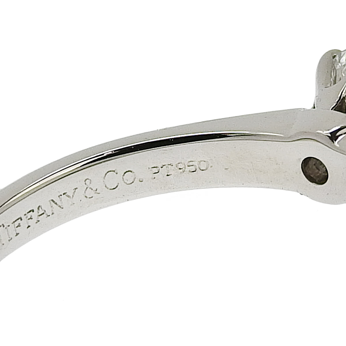 经典单钻戒指，钻石直径0.31克拉，铂金（Pt950）材质。