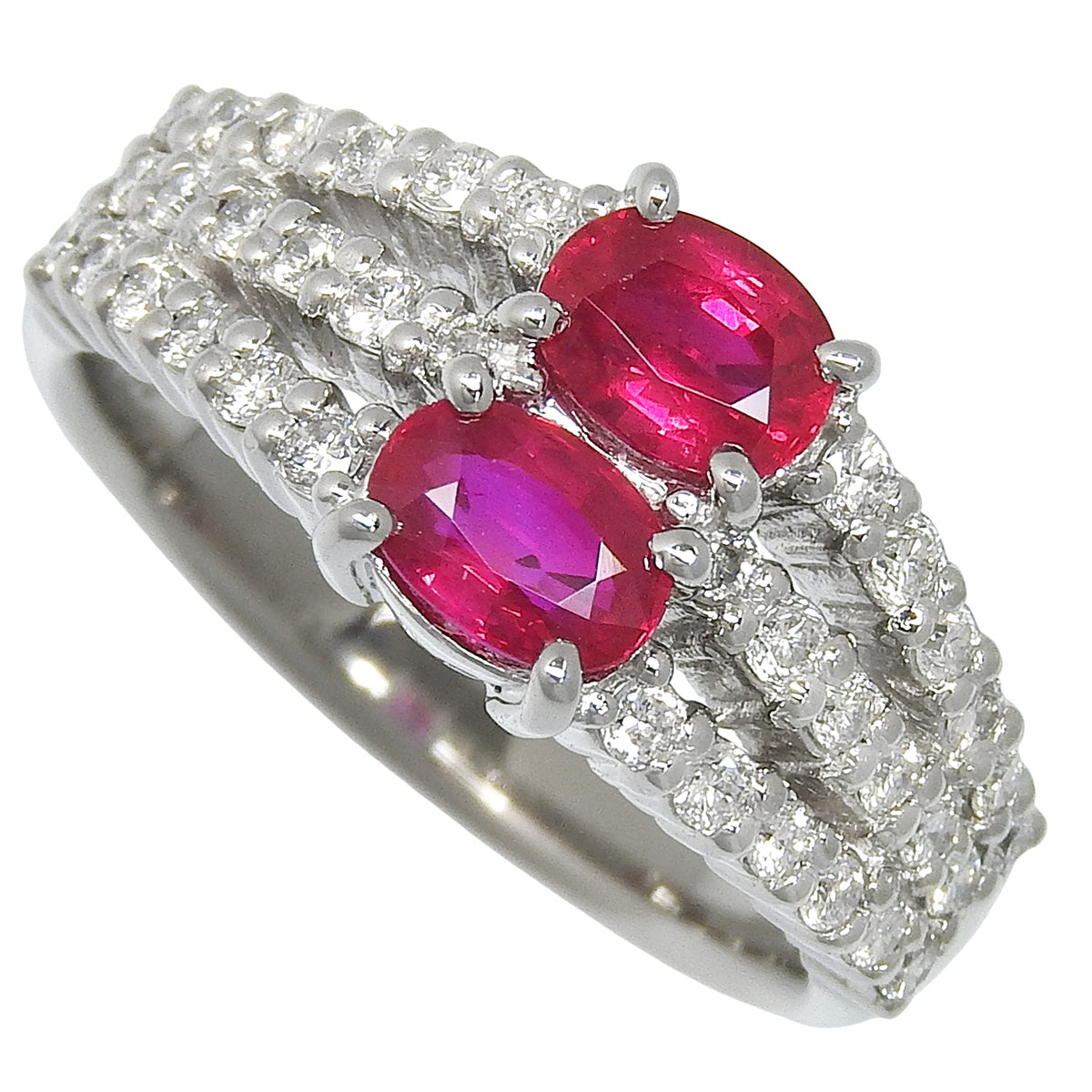 Ruby and Diamond Ring: 1.11 carats of rubies / 0.43 carats of diamonds, Pt950 platinum.