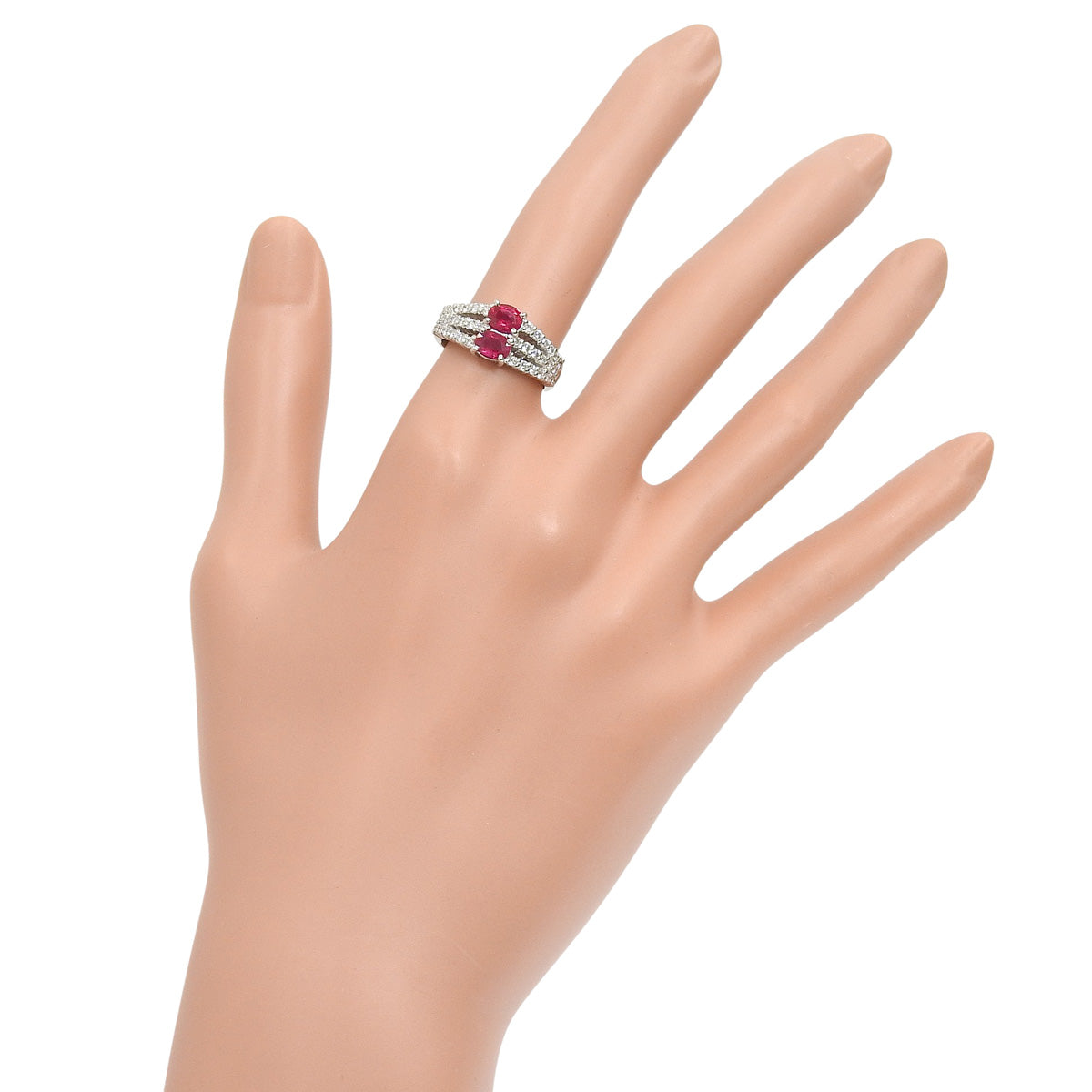 Ruby and Diamond Ring: 1.11 carats of rubies / 0.43 carats of diamonds, Pt950 platinum.