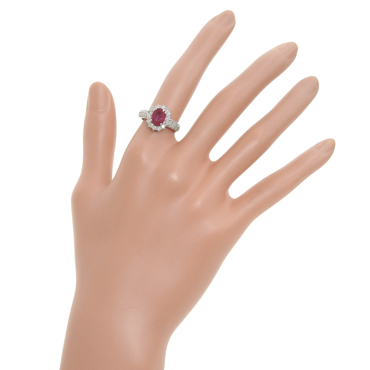Ruby and Diamond Ring: 1.34 carats of rubies / 0.74 carats of diamonds, Pt900 platinum.