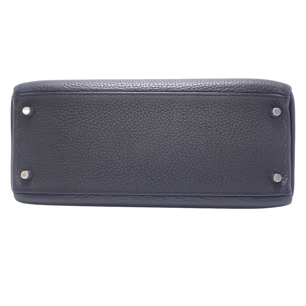 Kelly 28（内缝线）Taurillon 黑色皮革搭配银色金属配件和 Q 印章