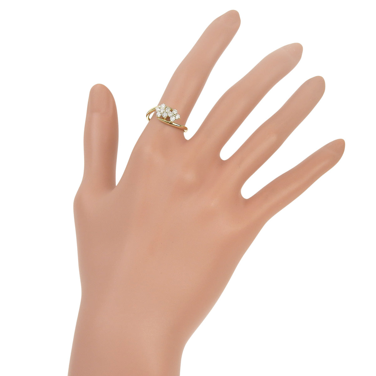 Flower motif diamond ring, 0.518 carats of diamonds, 18K yellow gold.