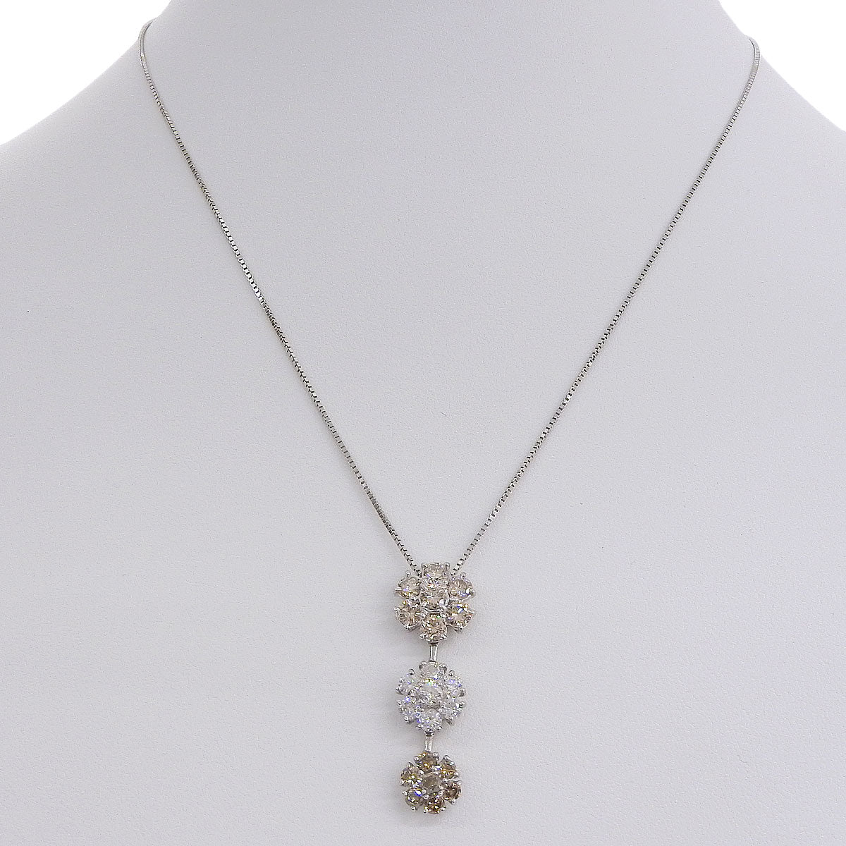 Three-flower diamond necklace, 1.42, 1.01, 0.65 carats, Pt900 platinum, Pt850 platinum.
