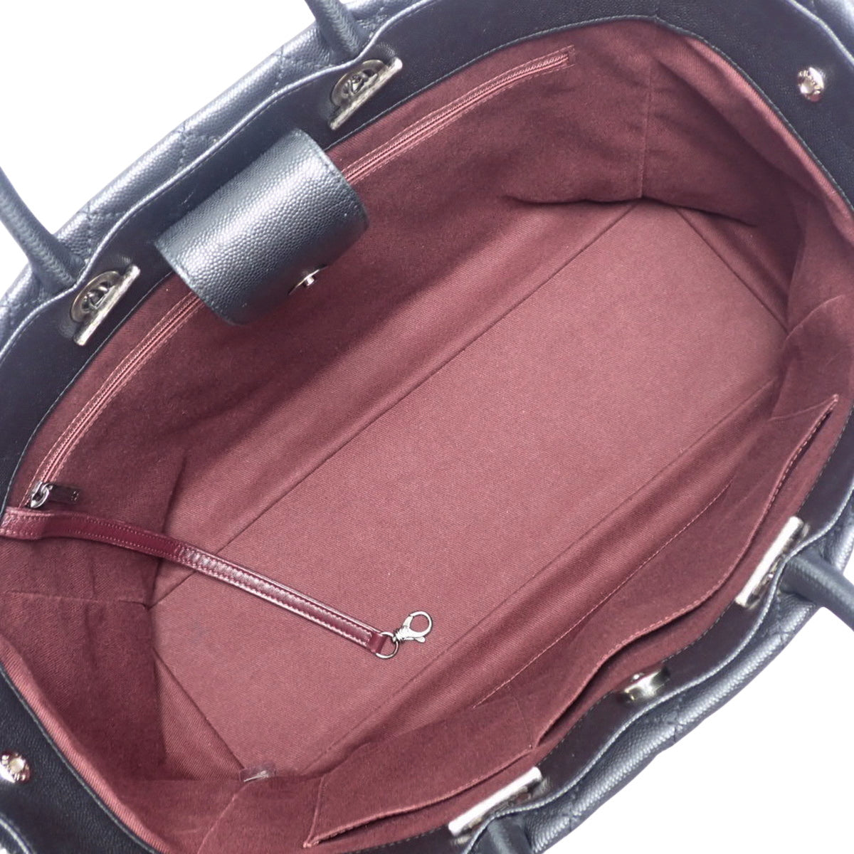 香奈儿（Chanel）Matelasse系列双C标志两用包，鱼子酱纹皮革，黑色。