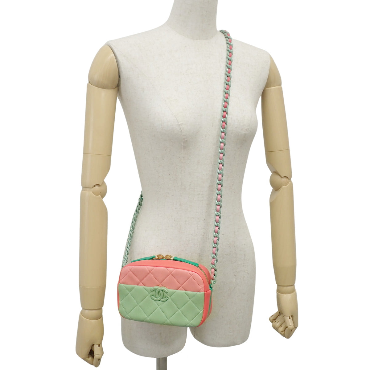 香奈儿（Chanel）Matelasse菱格纹相机包，羊皮材质，粉色/绿色。