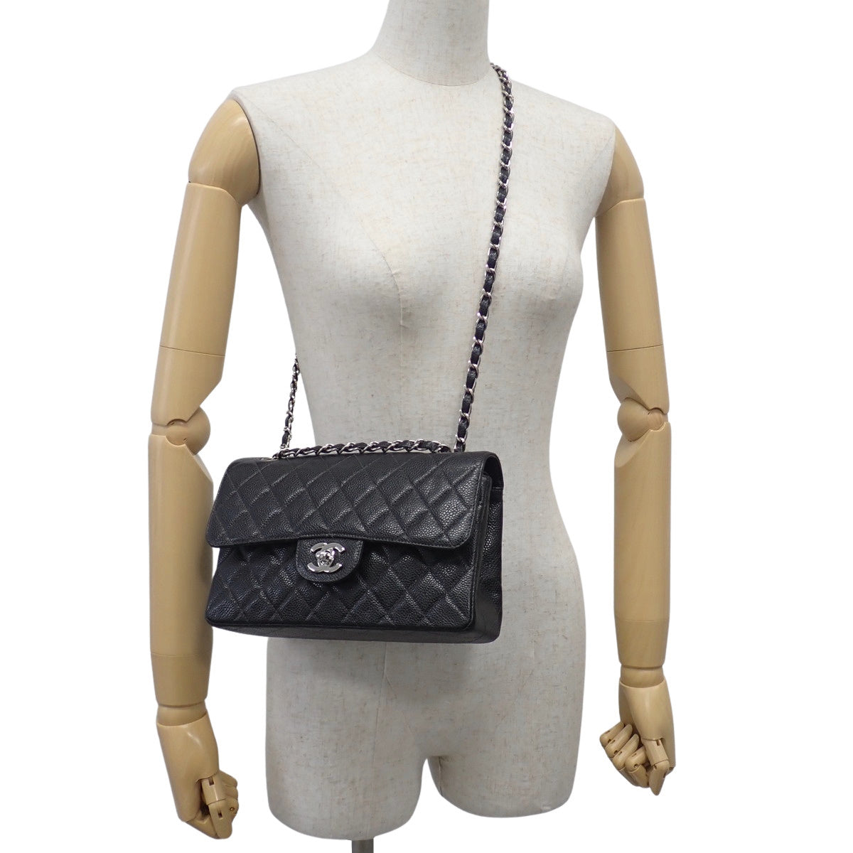 Matelasse Coco标志双层翻盖链条单肩包，鱼子酱纹皮革，黑色