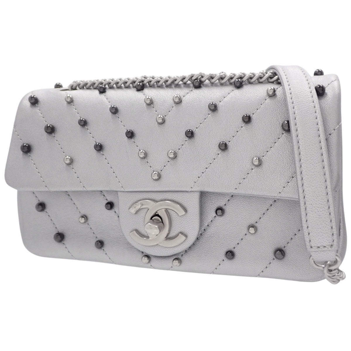 香奈儿（Chanel）Chevron纹理Coco标志链条单肩包，皮革材质，银色。