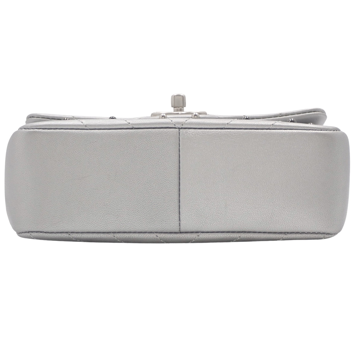 香奈儿（Chanel）Chevron纹理Coco标志链条单肩包，皮革材质，银色。