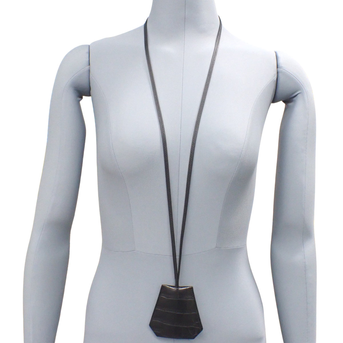 钩编鳄鱼皮哑光皮革钥匙圈，黑色银色五金配件，W 刻字