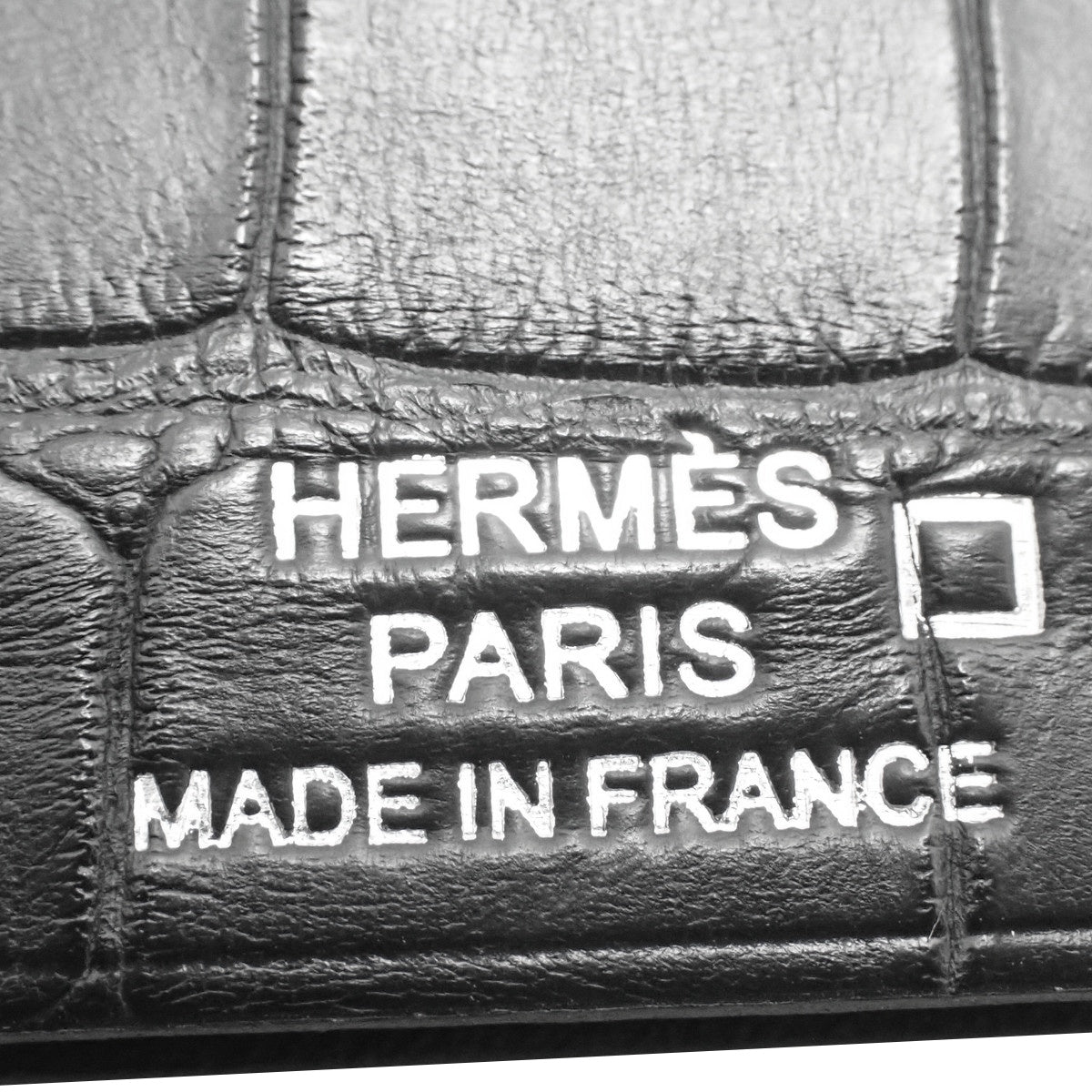 钩编鳄鱼皮哑光皮革钥匙圈，黑色银色五金配件，W 刻字