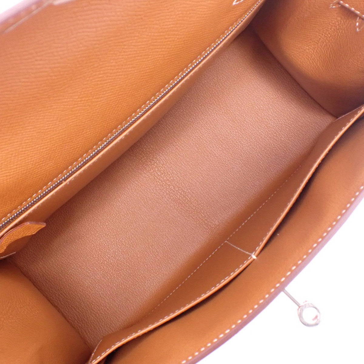 Kelly 28（外缝线）小牛皮，搭配钯金配件、金银双色配件和C字印记