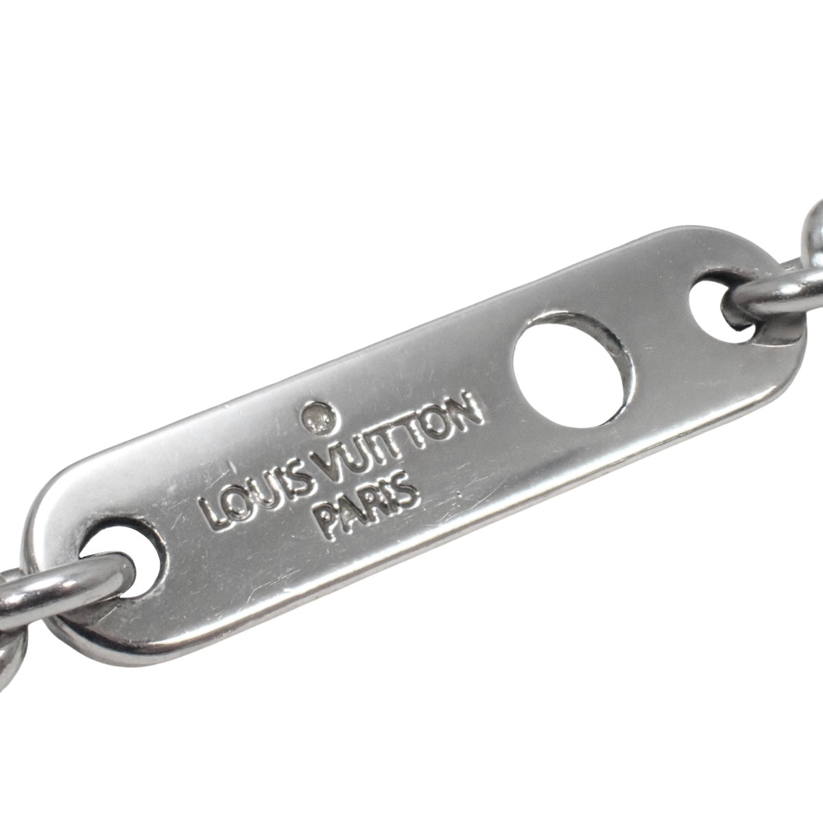 金属材质的 Collier Plaque 狗牌吊坠，字母组合图案，日蚀款