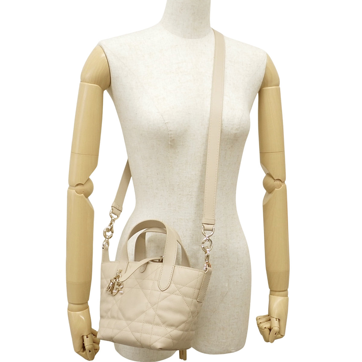 マクロカナージュ トゥジュール バーティカル ナノ バッグ カーフスキン ベージュ S6100OSNW_M51U