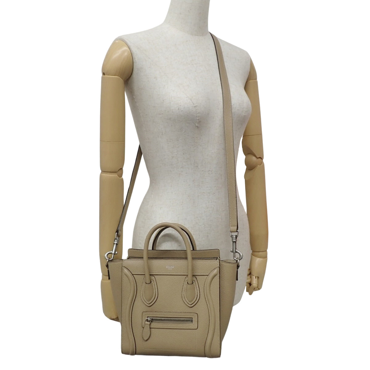 Luggage Nano Shopper 行李箱，采用沙丘色小牛皮制成