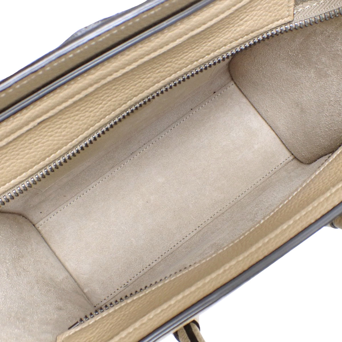 Luggage Nano Shopper 行李箱，采用沙丘色小牛皮制成