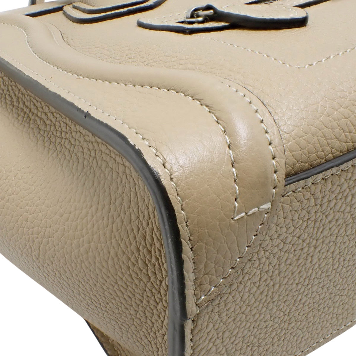 Luggage Nano Shopper 行李箱，采用沙丘色小牛皮制成