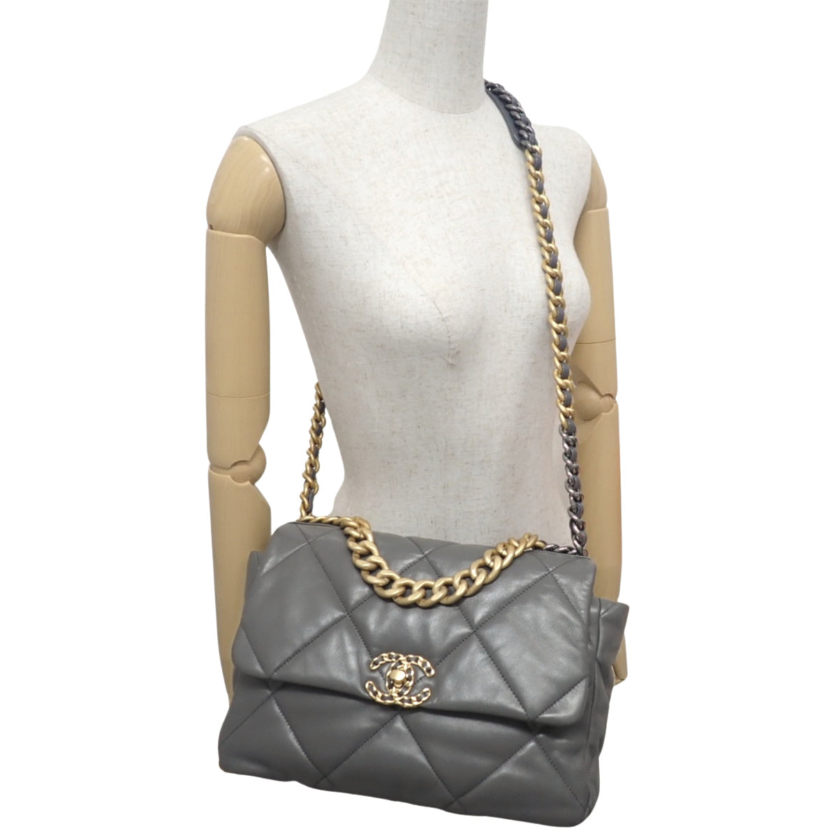 Chanel 19 Matelasse Disneuf 小羊皮灰色 AS1161