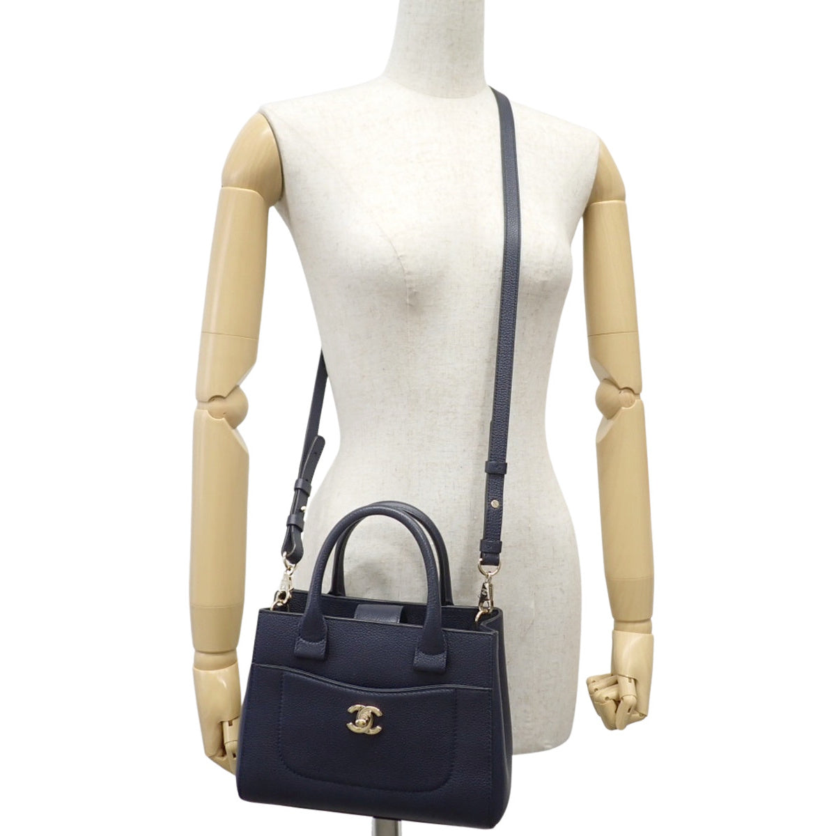 ネオエグゼクティブトート スモール レザー ネイビー A69929