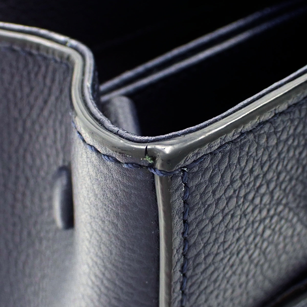 Neo Executive Tote 小号皮革海军蓝手提包 A69929