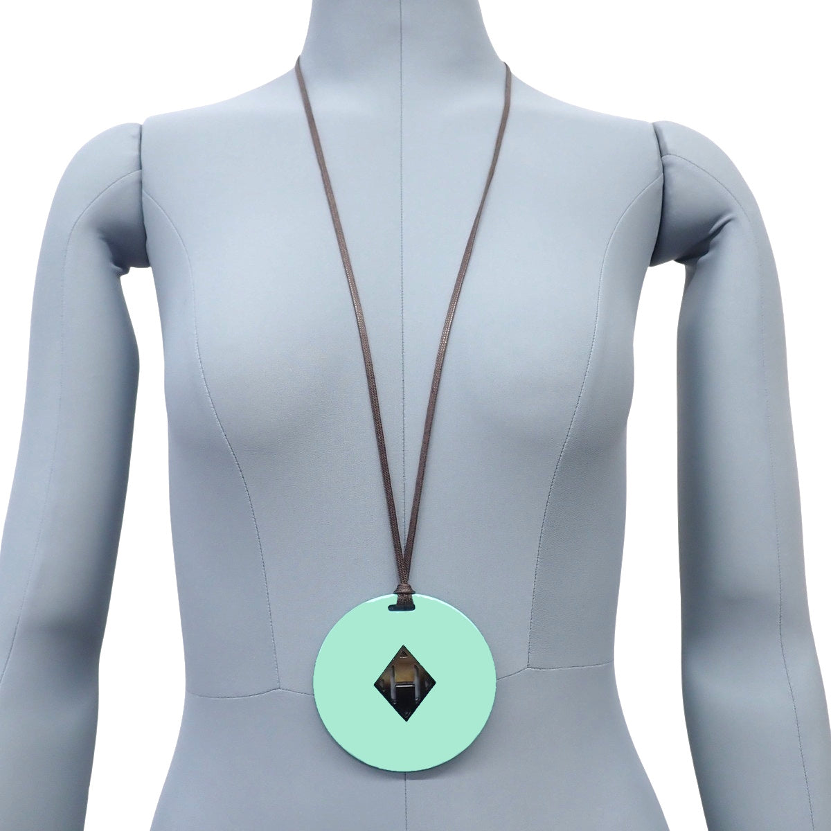 H形标志吊坠，水牛角材质。