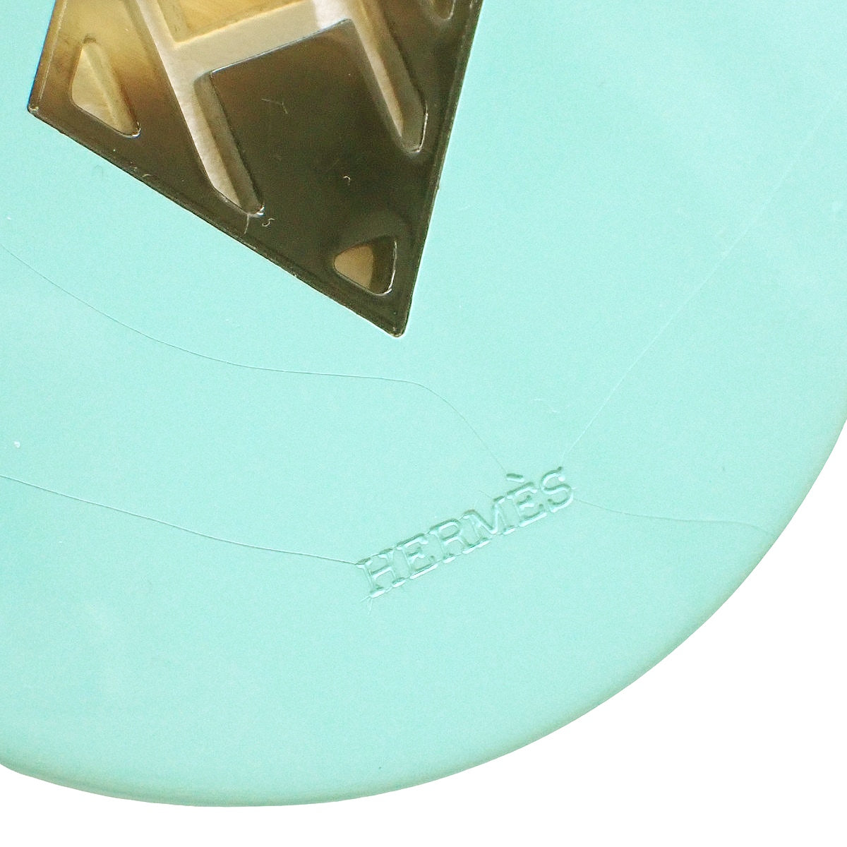 H形标志吊坠，水牛角材质。