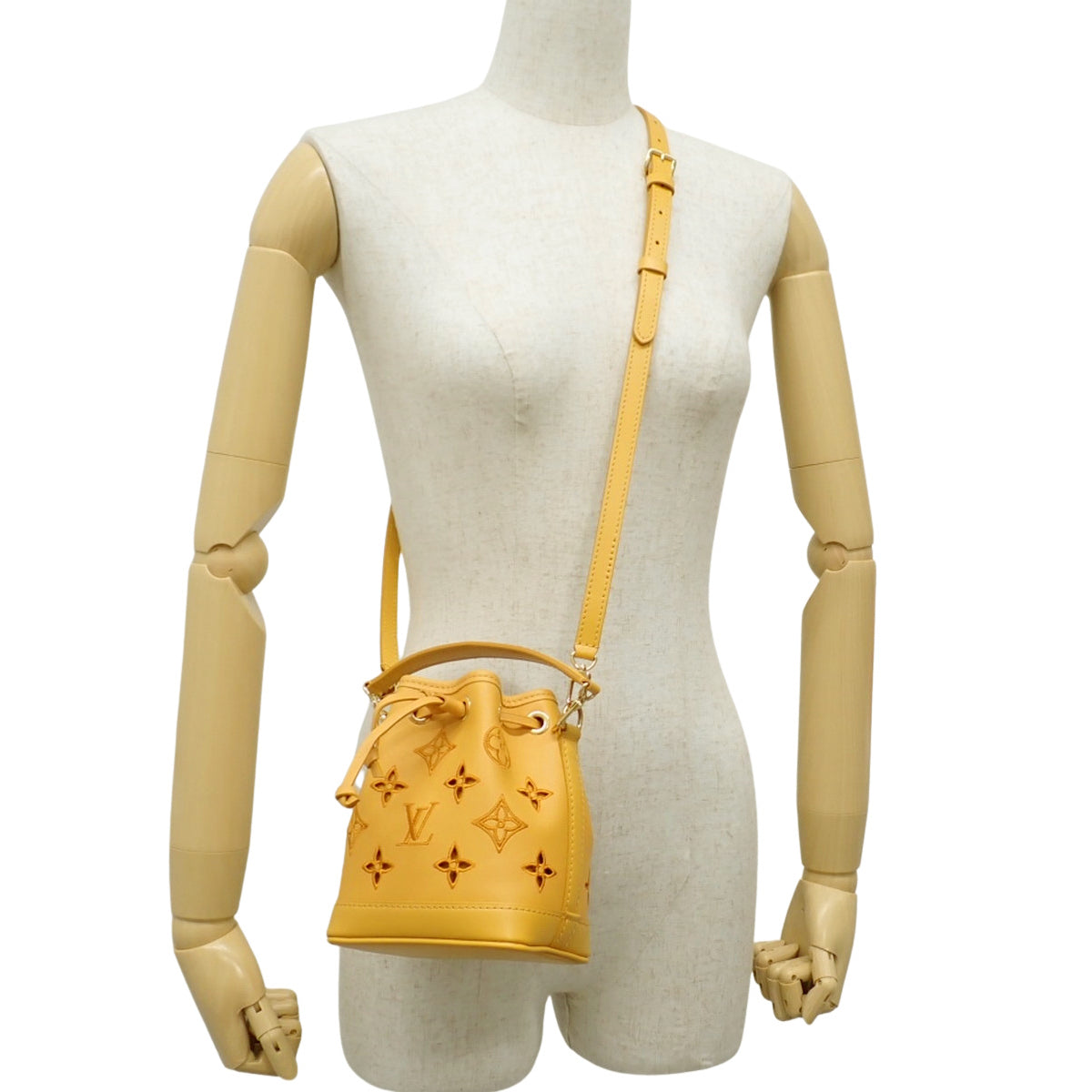 LV Broderie Anglaise Nano Noe 小牛皮藏红花 M82469