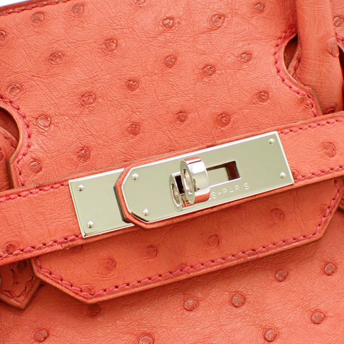 Birkin 30 鸵鸟皮包，钯金配件，饰有三角梅图案和银色配件，Q 印记