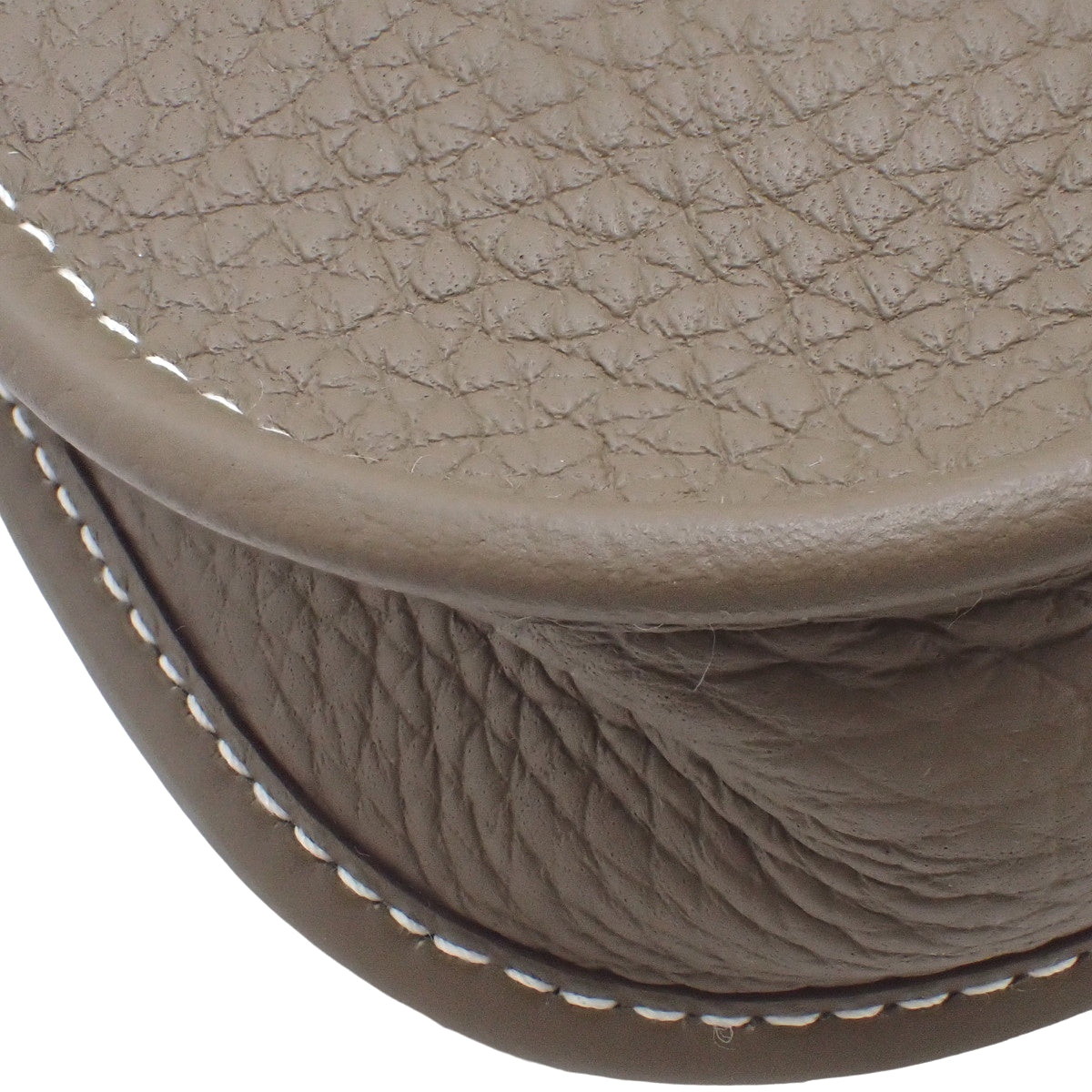 Evelyn Amazon TPM K 印章，Taurillon Clemence Etoupe/Etoupe，靛蓝，金色五金