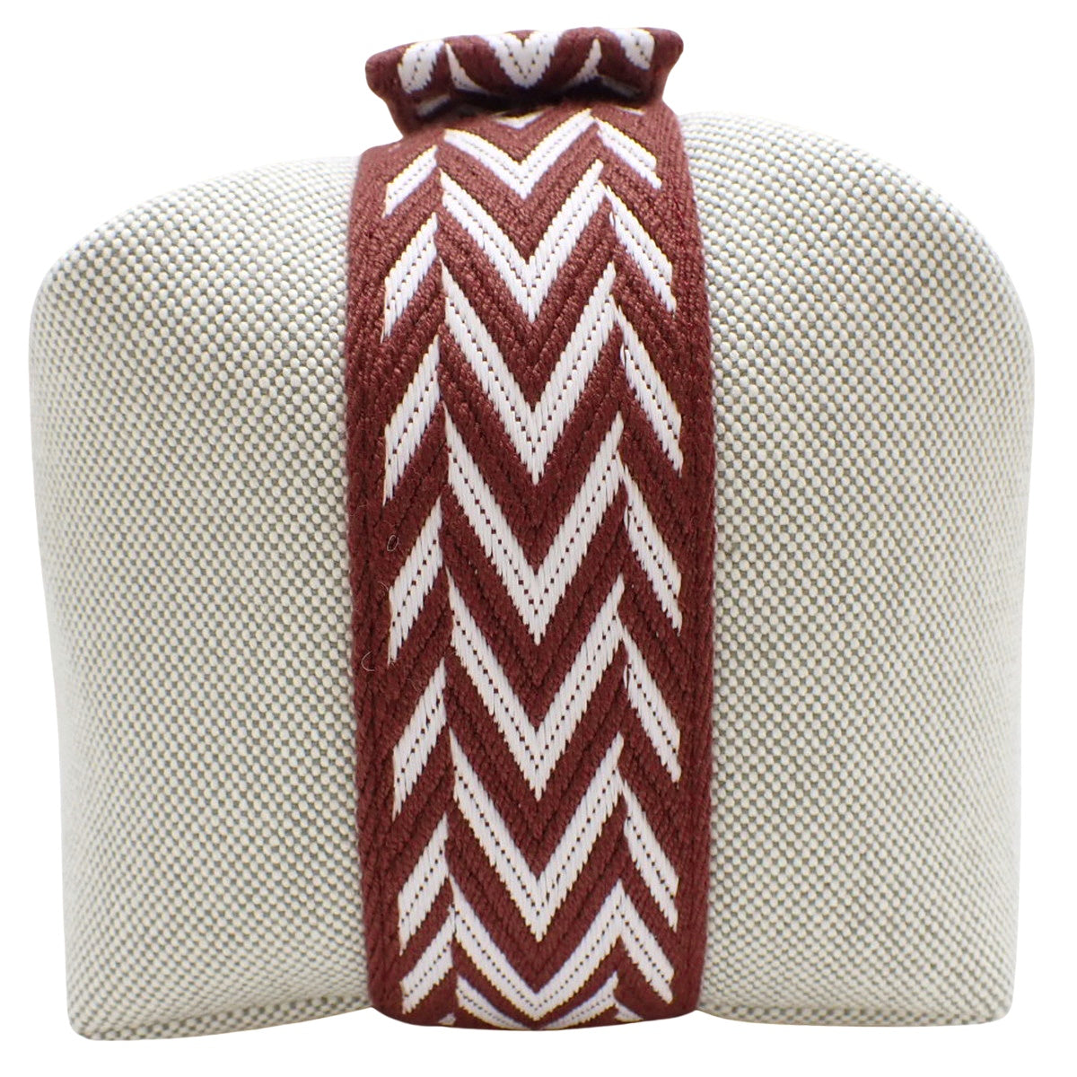 新娘身着黑色 PM Toile H 帆布鞋，米色和棕色鞋面，银色五金配件