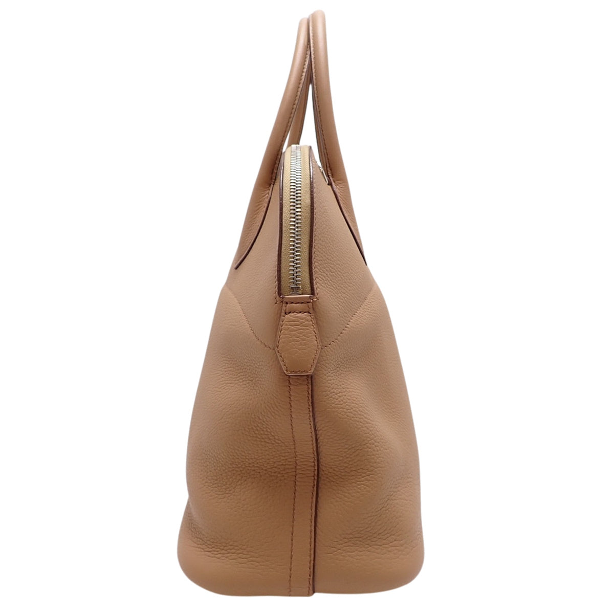 Bolide 35，采用 Taurillon Clemence 皮革，搭配钯金配件、Tabac 驼色皮革和银色配件。□L 印记。