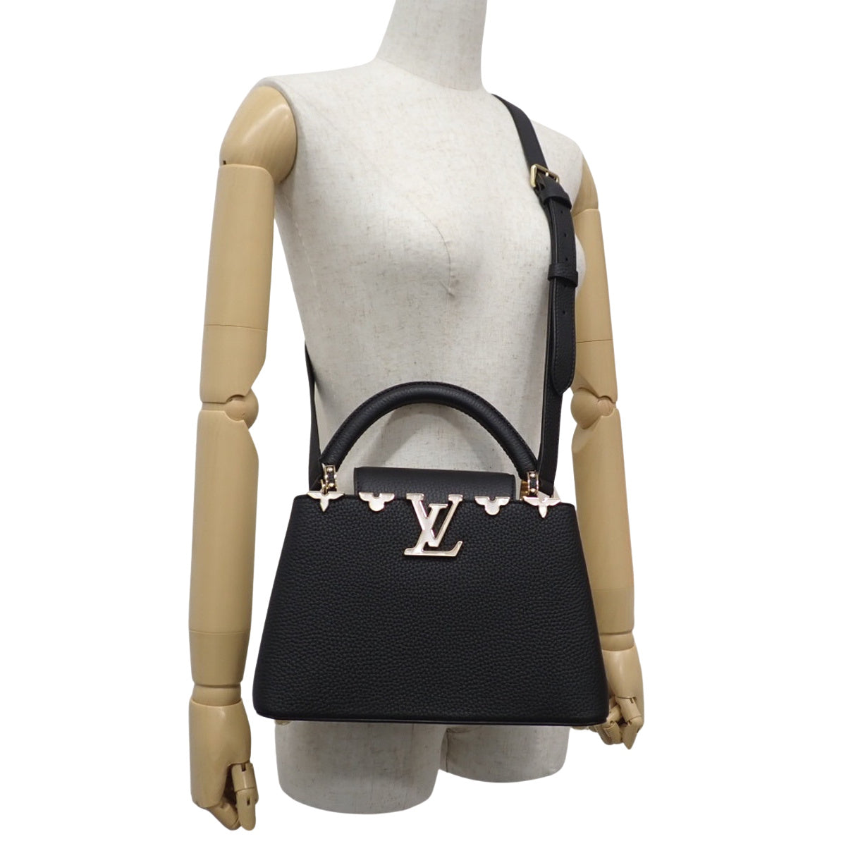 Capucines BB Taurillon 皮革 黑色 M25404