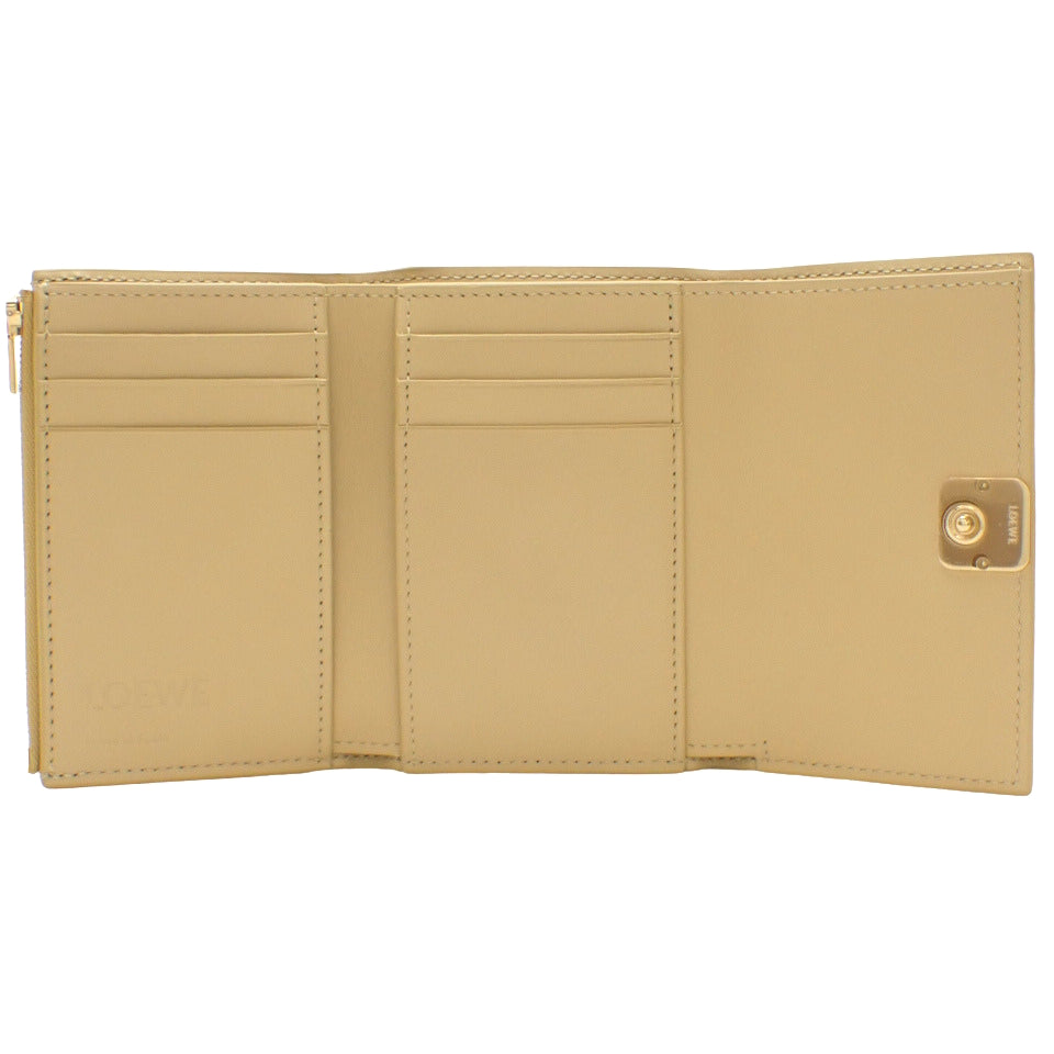 パファー アナグラム バーティカル ウォレット スモール シャイニーナパカーフ キャメル C821S33X06 三つ折り 3つ折り ミニ財布 小物