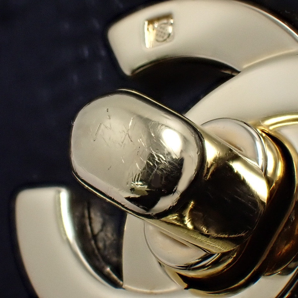 マトラッセ ココマーク Wフラップ25 チェーンショルダーバッグ キャビアスキン ブラック A01112