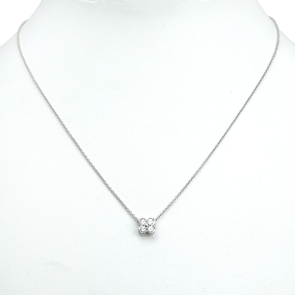Bezel-set necklace with diamonds in platinum (Pt950)