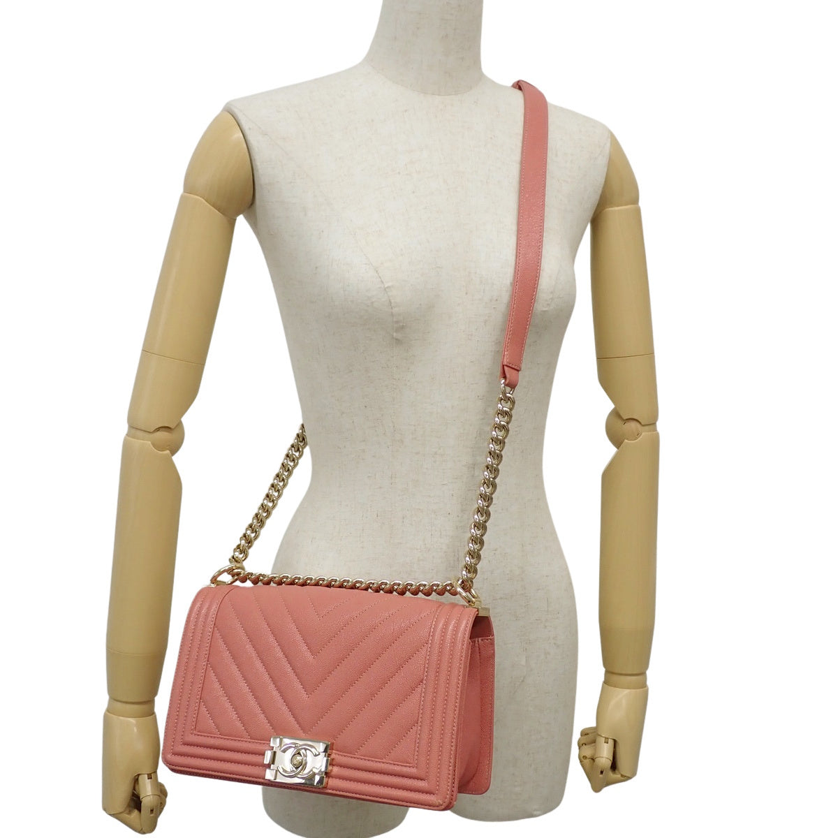 Boy Chanel 鱼子酱纹皮革 Chevron 链条肩背包，粉米色